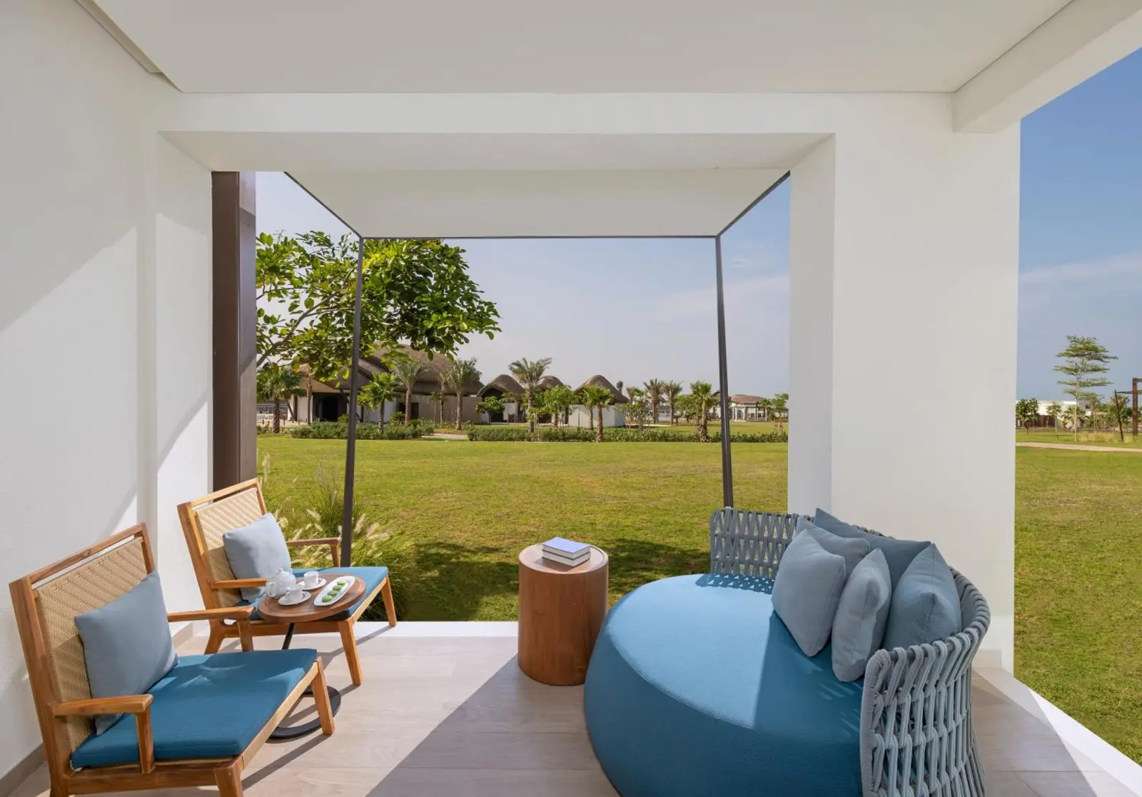 Balcon privé à Anantara Mina Ras Al Khaimah Resort avec vue sur le jardin.