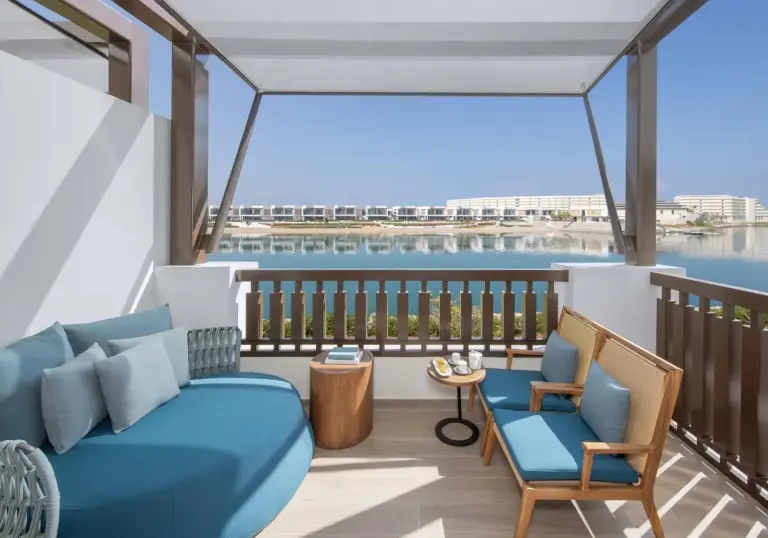 Espace de balcon privé à Anantara Mina Ras Al Khaimah Resort.