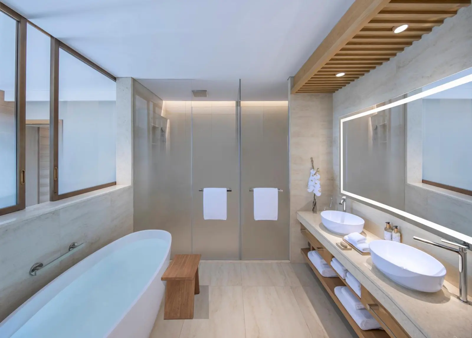 Salle de bain luxueuse à Anantara Mina Ras Al Khaimah Resort.