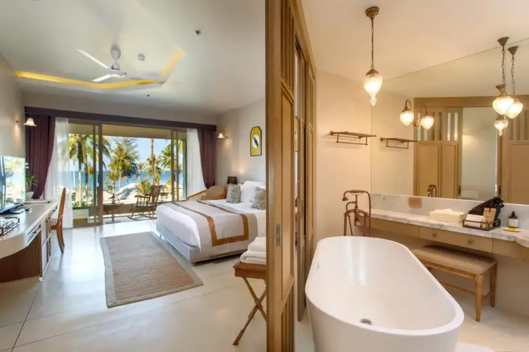 Suite de baño de Devasom Khao Lak Beach Resort & Villas