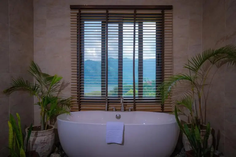 Salle de bain élégante avec vue au Dorje's Resort and Spa, Pokhara