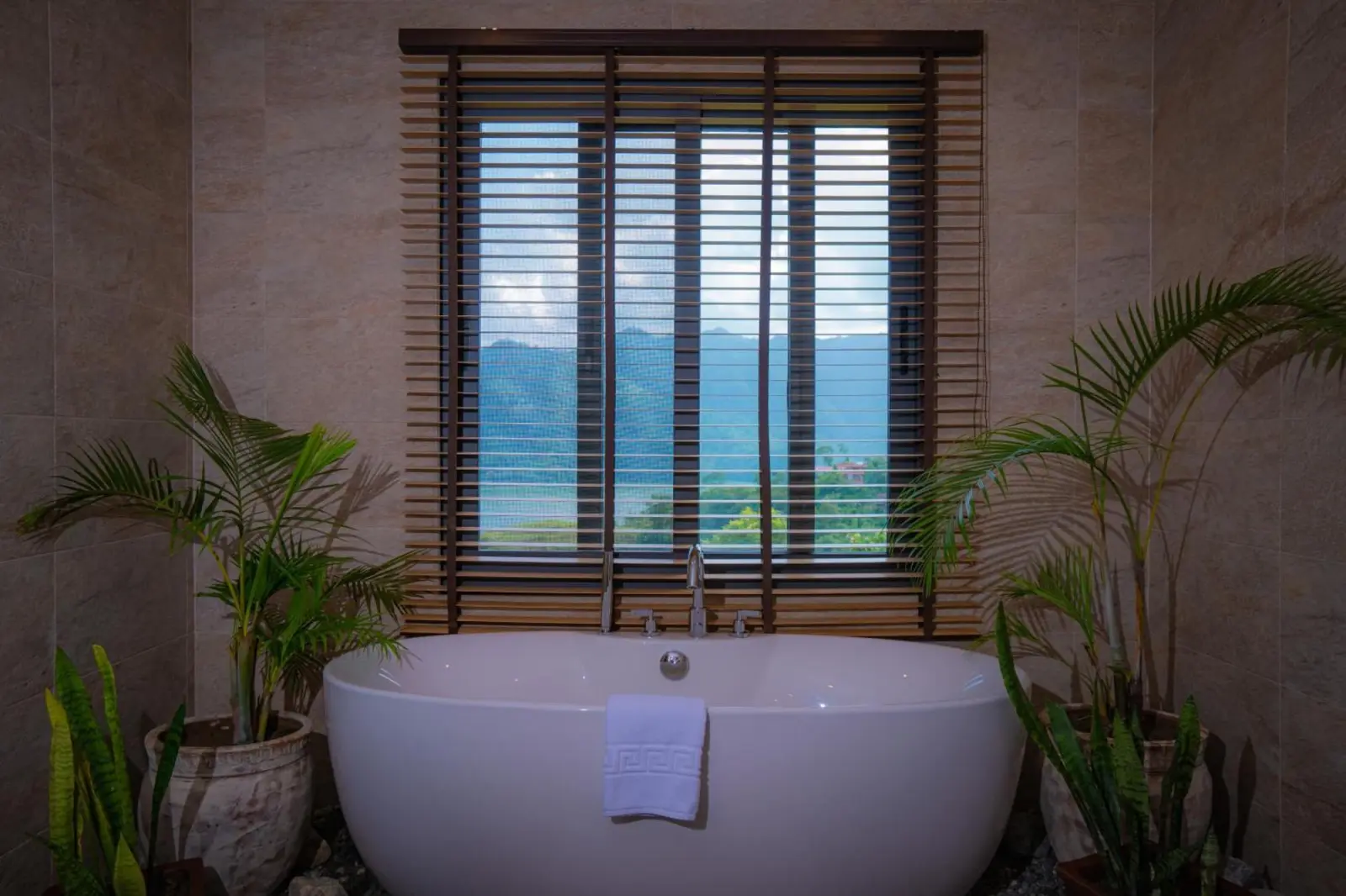 Salle de bain élégante avec vue au Dorje's Resort and Spa, Pokhara