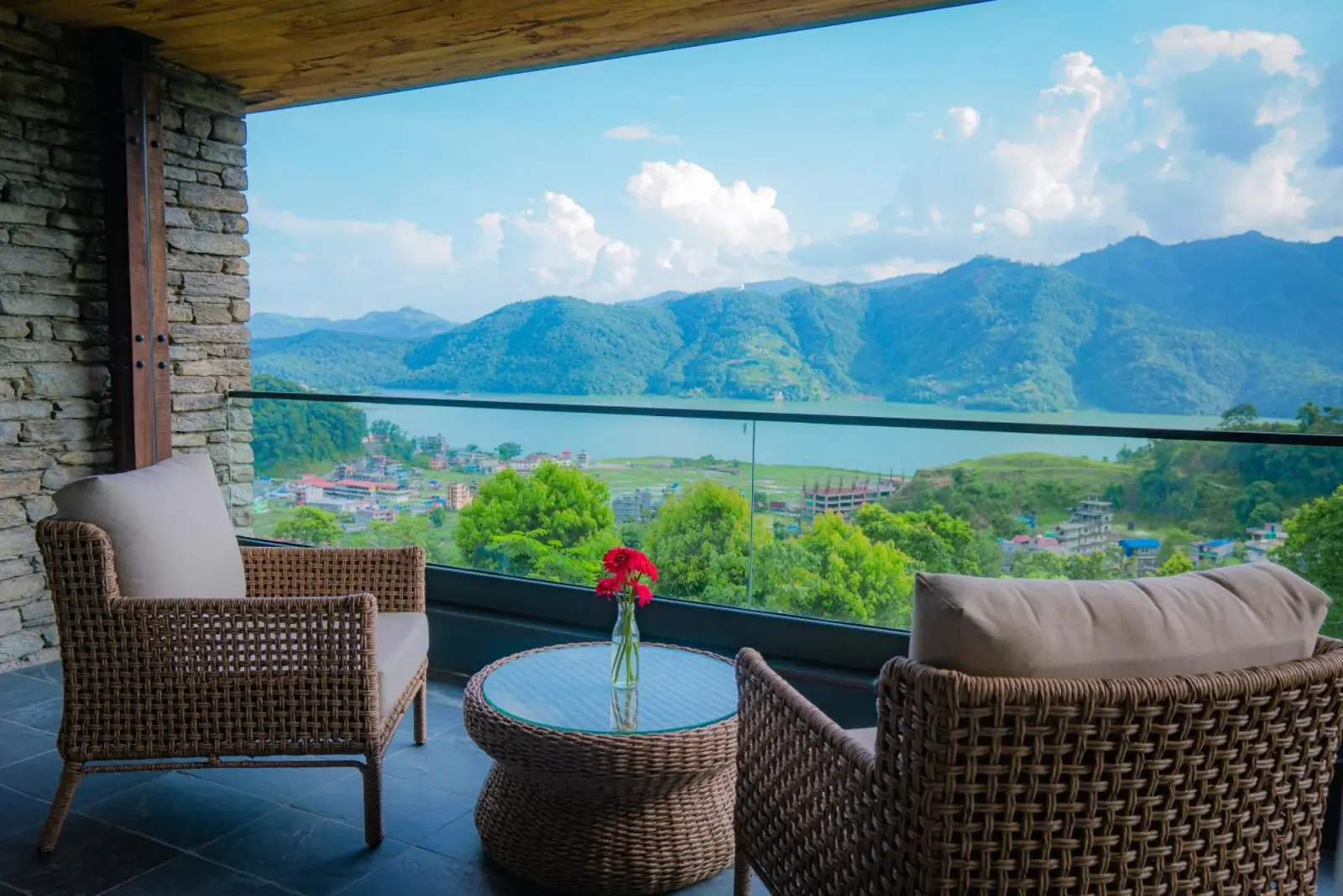 Vue depuis le balcon d'une chambre au Dorje's Resort and Spa, Pokhara
