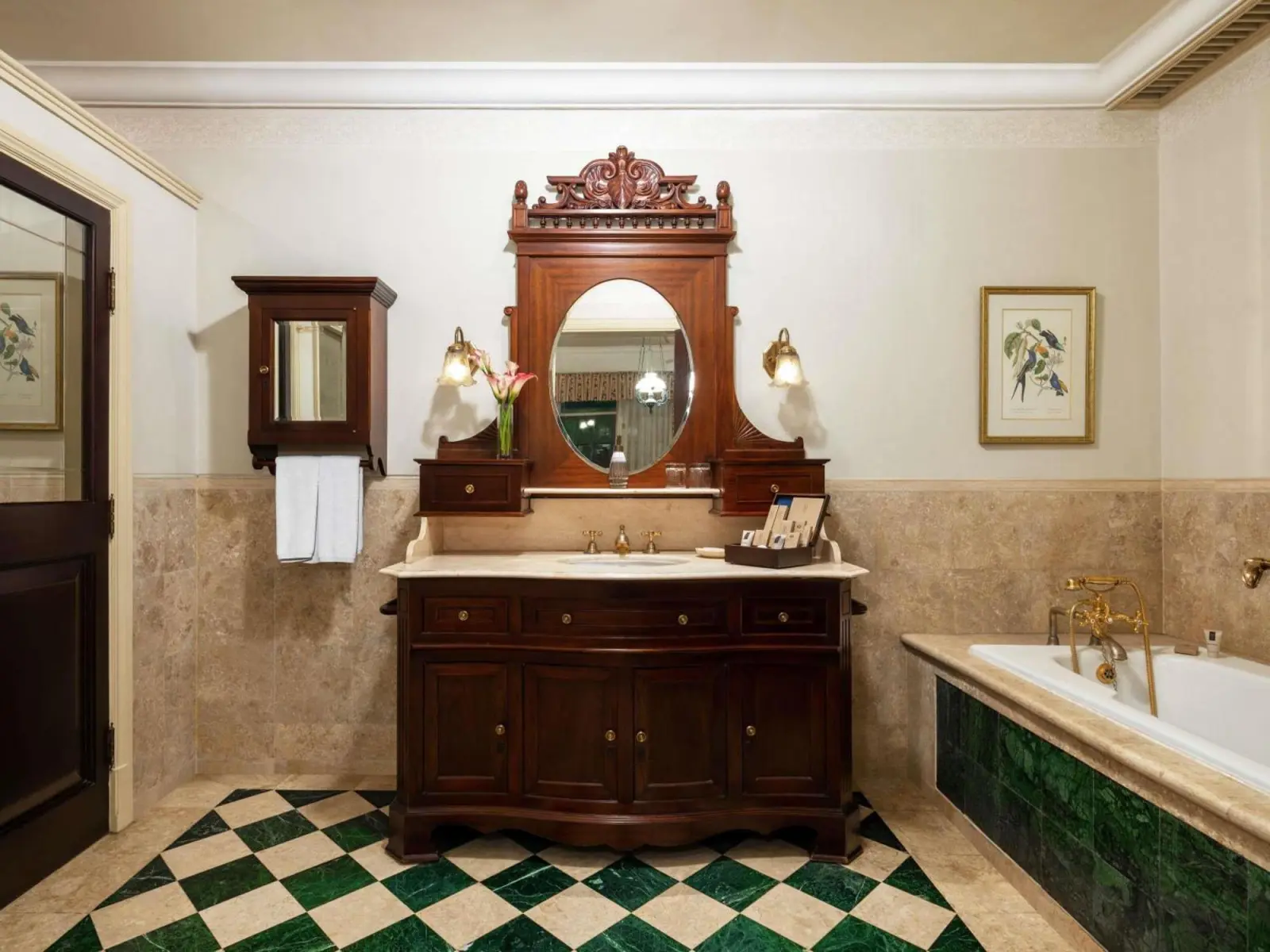 Hotel Majapahit Surabaya MGallery – hôtel à Surabaya, Indonésie – une salle de bain avec un lavabo, une baignoire et un miroir à l'Hotel Majapahit Surabaya MGallery à Surabaya