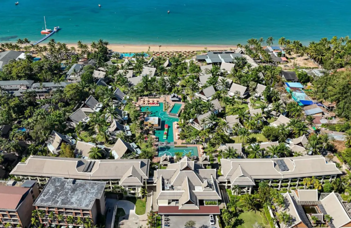 Luftaufnahme von La Solaya Khao Lak mit schöner Landschaftsgestaltung und Strandnähe