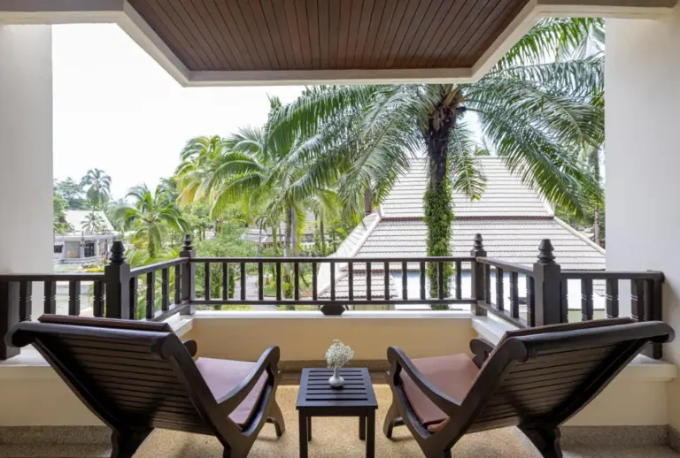 Balkonblick aus einem Zimmer im La Solaya Khao Lak, umgeben von Palmen