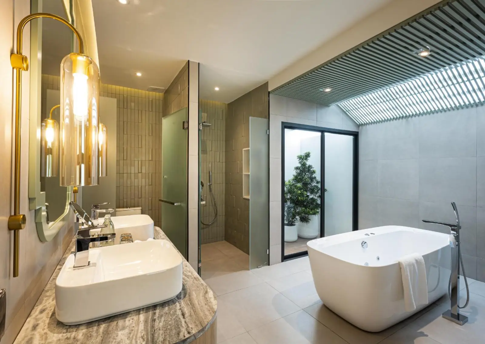 Luxuriöses Badezimmer mit Badewanne im La Solaya Khao Lak