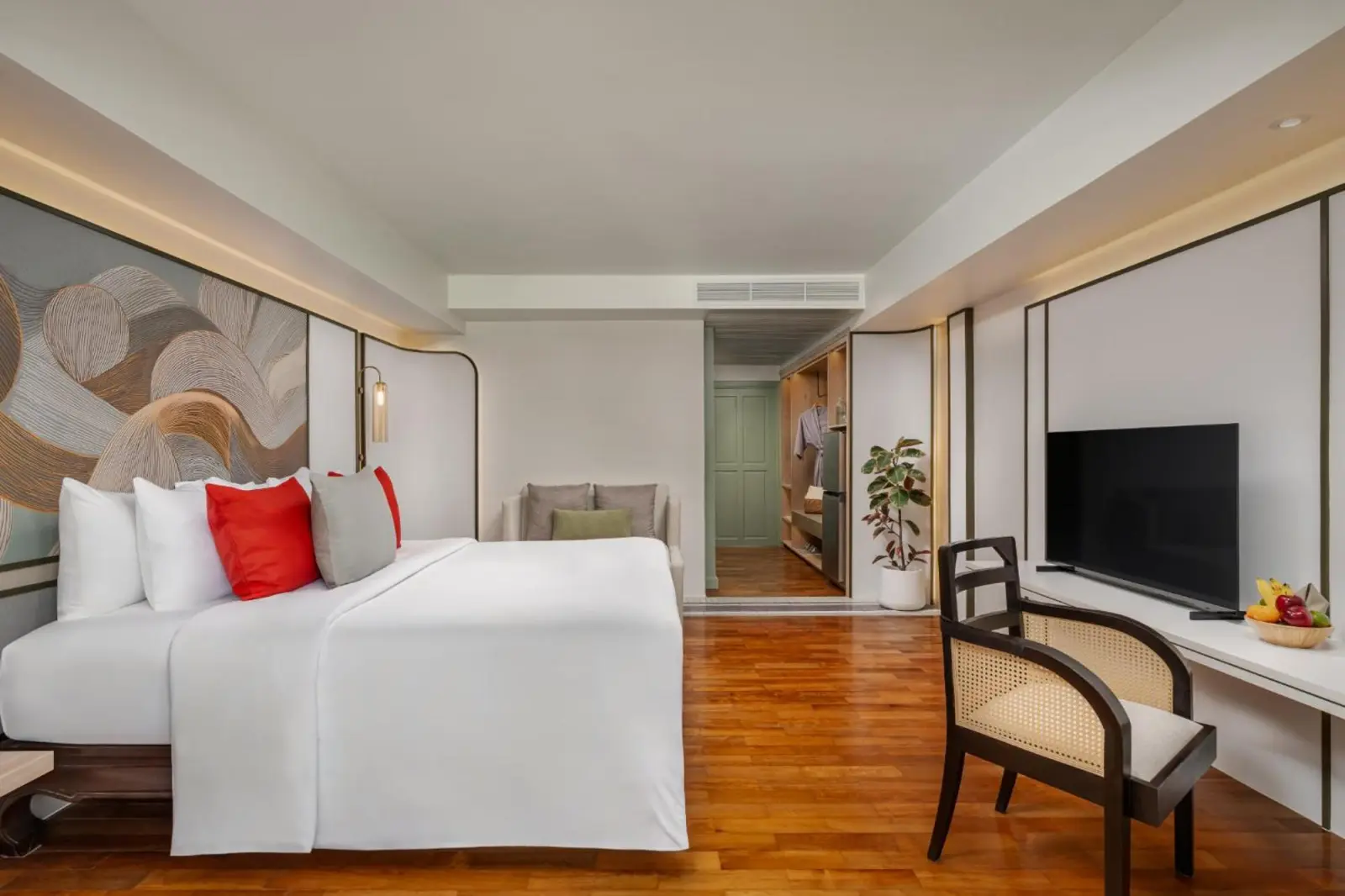 Innenansicht des Premium-Zimmers im La Solaya Khao Lak mit eleganten Möbeln