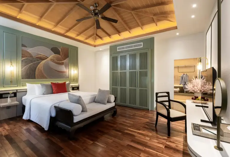 Elegantes Suite Schlafzimmer im La Solaya Khao Lak mit reichen Texturen