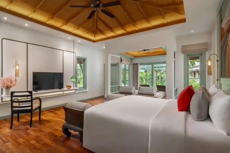 Geräumiges Suite-Interieur im La Solaya Khao Lak mit stilvollem Design