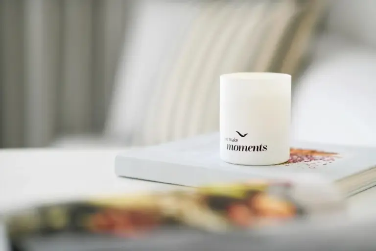 Bougie décorative sur une table au Mövenpick Resort Al Marjan Island