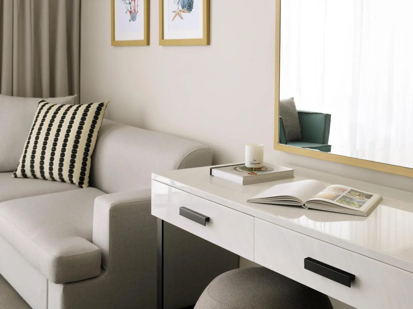 Espace de vie d'une suite au Mövenpick Resort Al Marjan Island