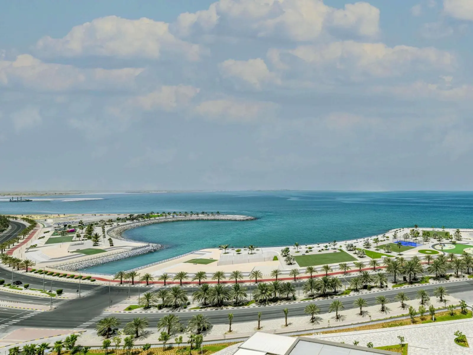Vue panoramique de la côte près du Mövenpick Resort Al Marjan Island
