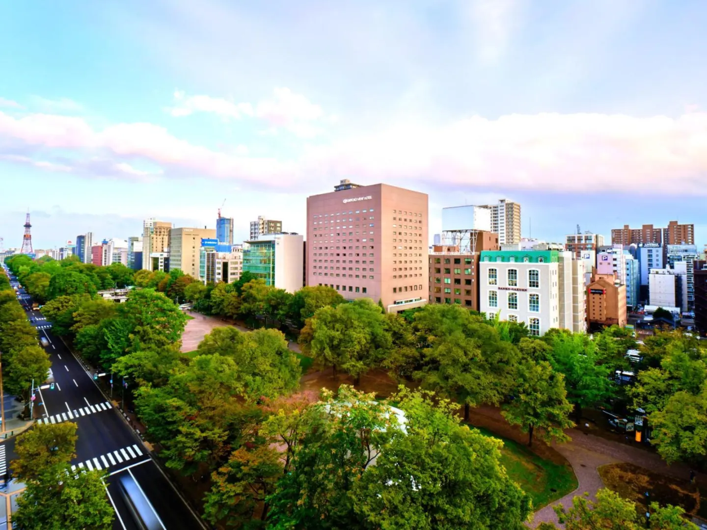 Vista de la ciudad desde Sapporo View Hotel Odori Park, mostrando edificios y árboles