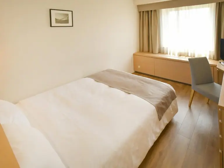Acogedora habitación de huésped en Sapporo View Hotel Odori Park con muebles modernos