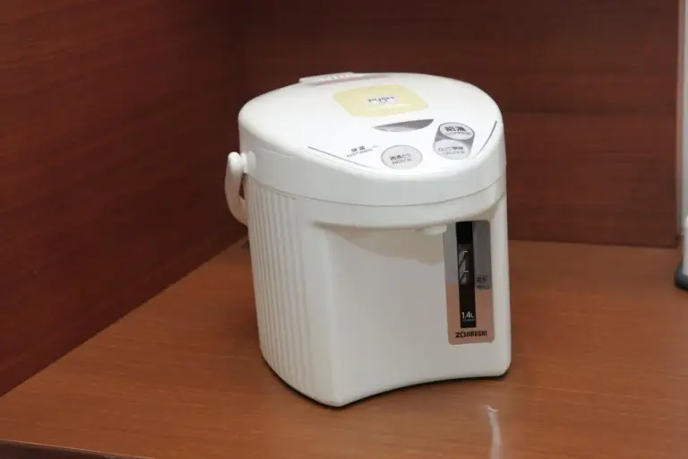 Dispensador de agua caliente en la habitación del Sapporo View Hotel Odori Park