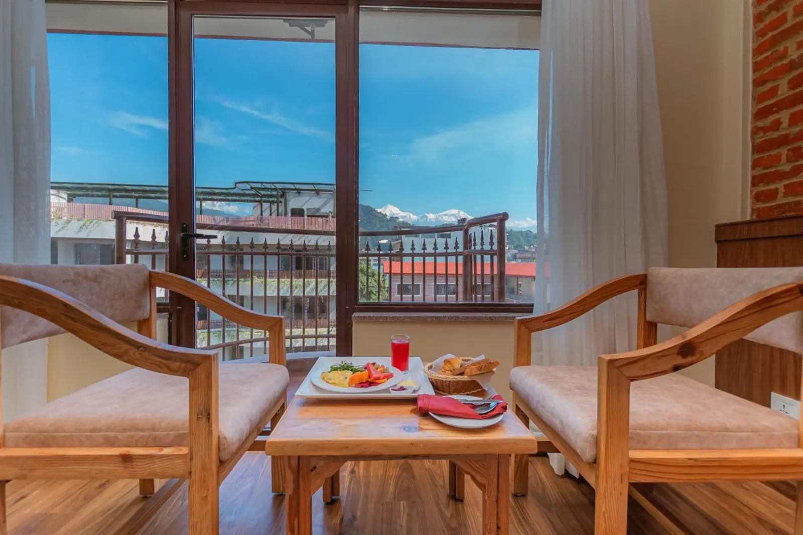 Desayuno en Temple Himalaya Hotel & Spa con vista a la montaña