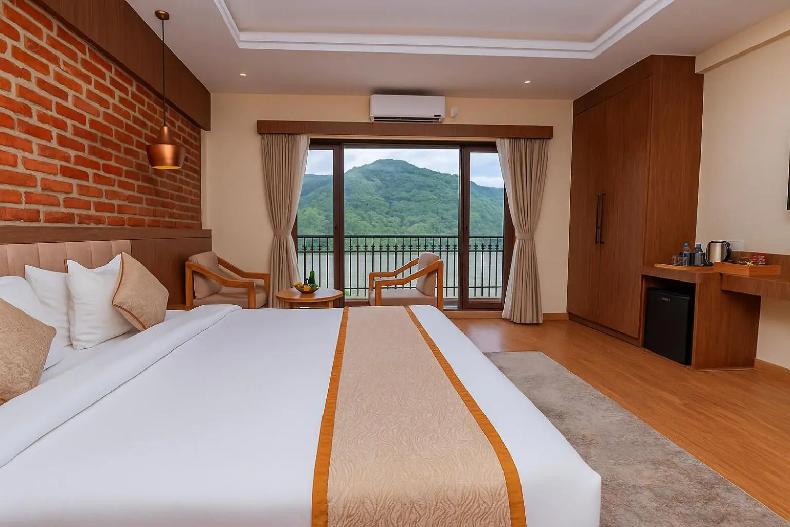 Temple Himalaya Hotel & Spa habitación acogedora con balcón