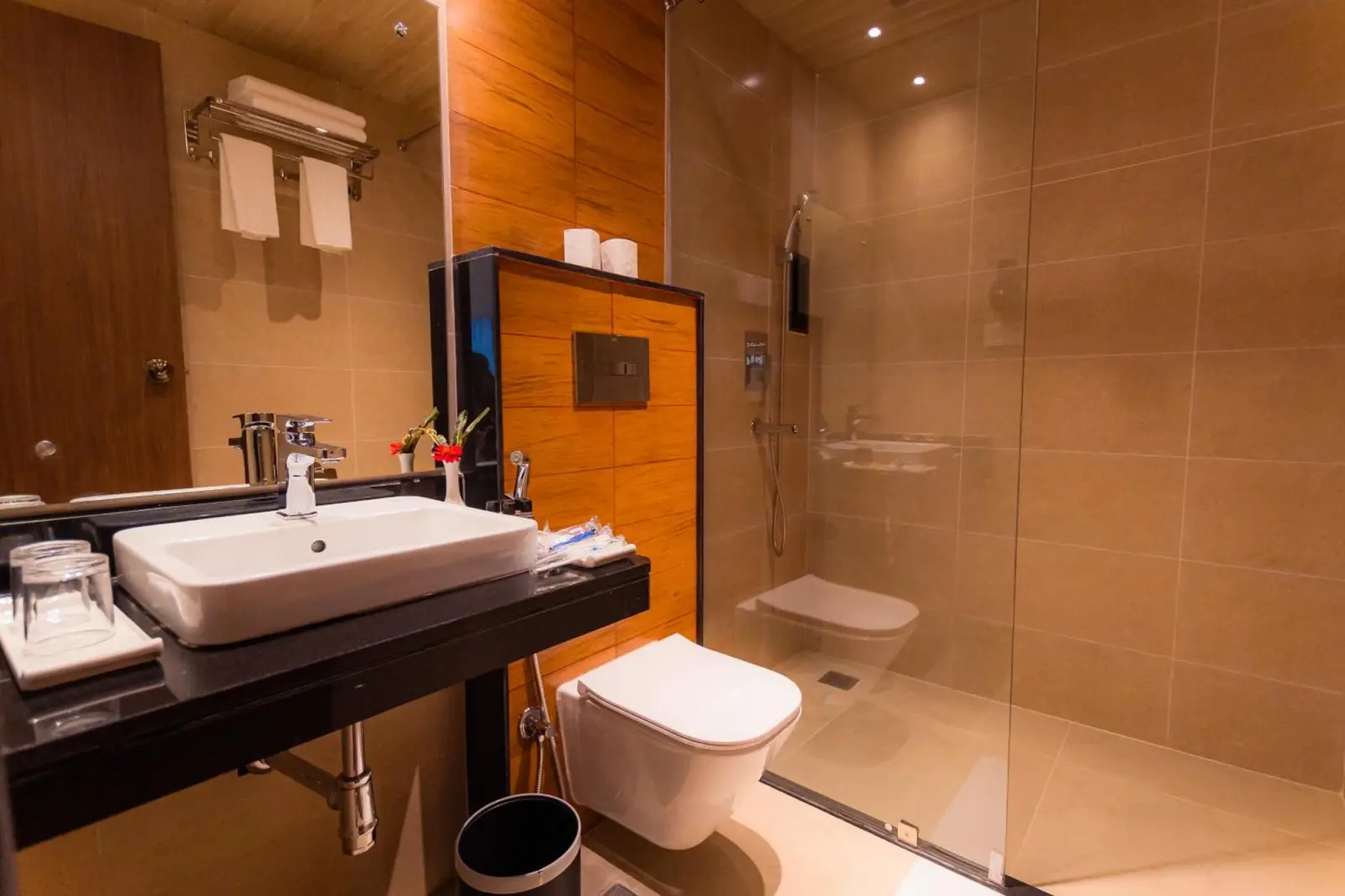 Baño moderno del Temple Himalaya Hotel & Spa