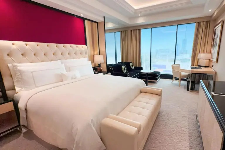 Habitación de lujo en The Trans Luxury Hotel Surabaya con decoración elegante