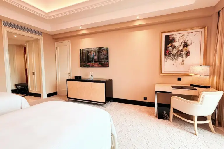 Espacio de trabajo moderno en una habitación del The Trans Luxury Hotel Surabaya