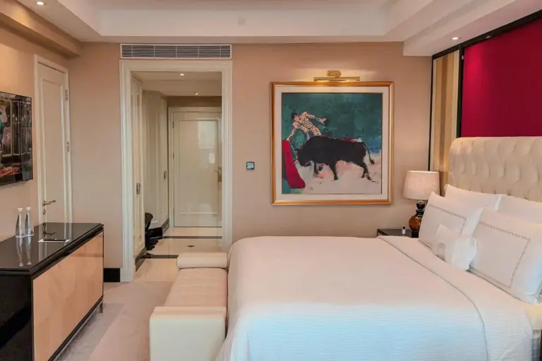 Habitación premium en The Trans Luxury Hotel Surabaya con comodidades modernas