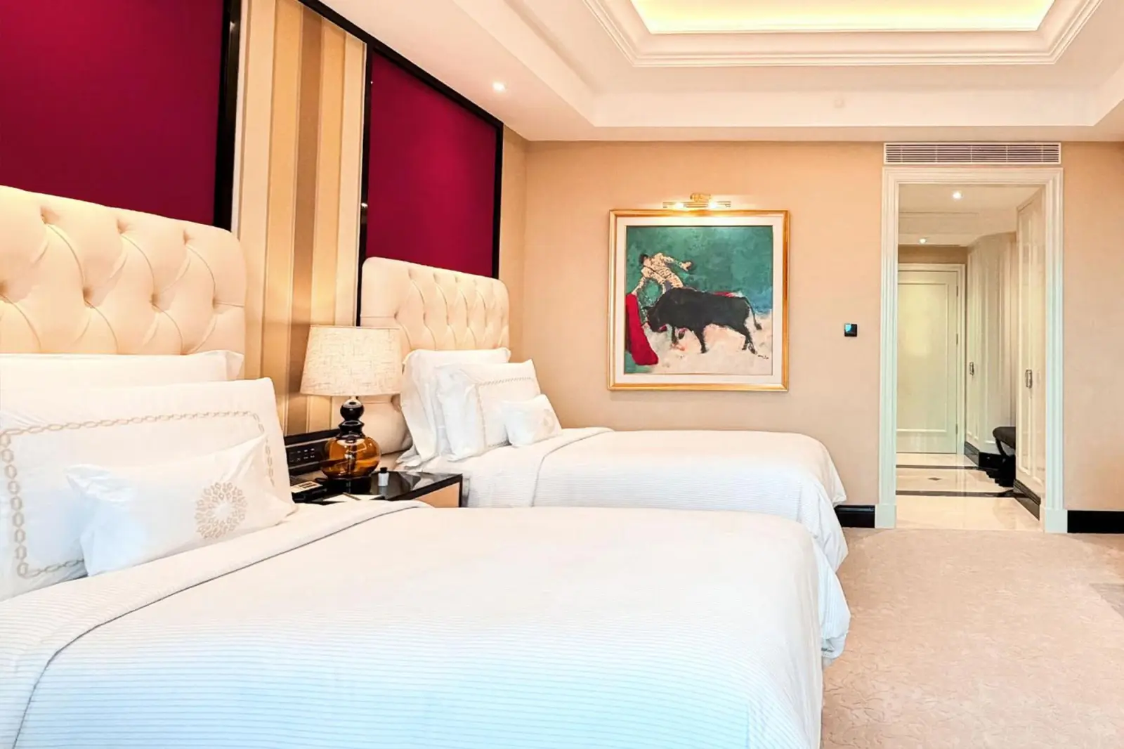 Configuración de habitación elegante en The Trans Luxury Hotel Surabaya