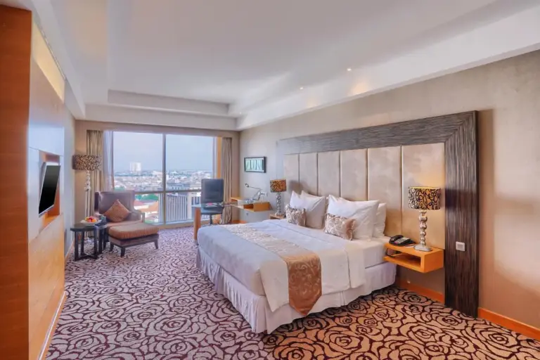 Intérieur de la chambre avec vue sur la ville au Wyndham Surabaya