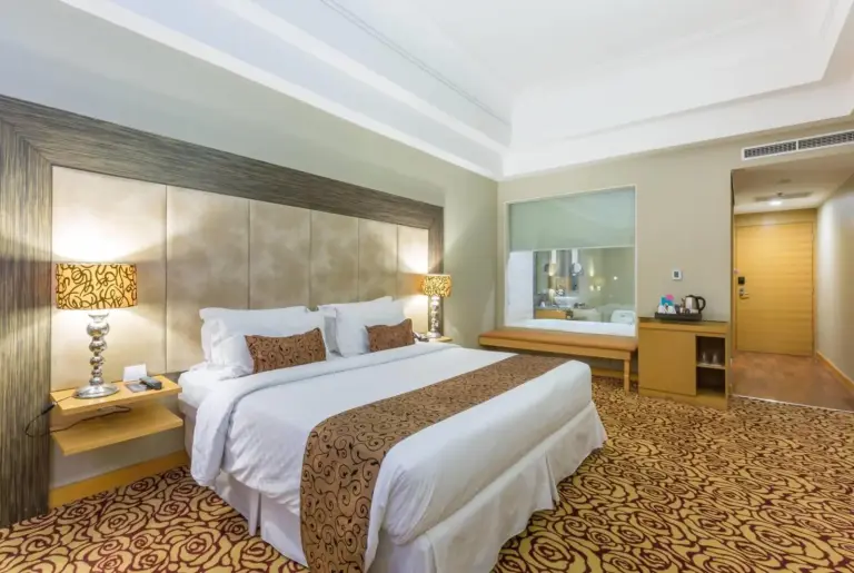 Intérieur de la chambre deluxe du Wyndham Surabaya