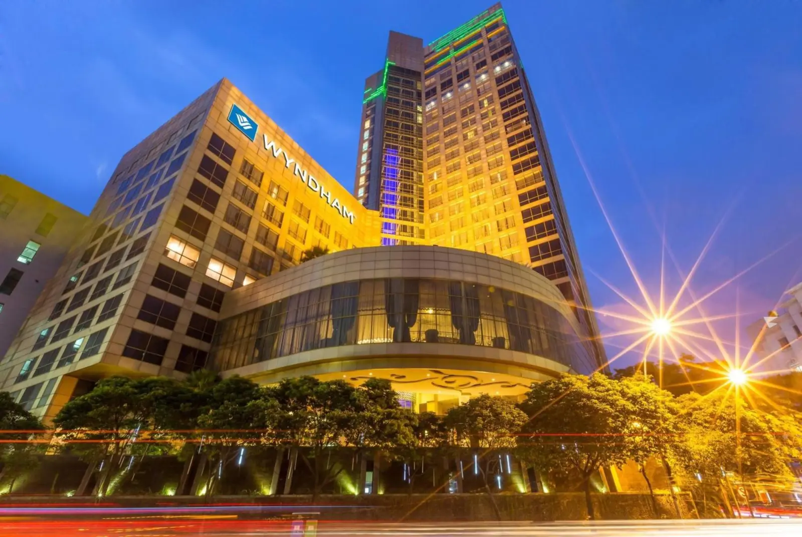 Vue extérieure du Wyndham Surabaya la nuit